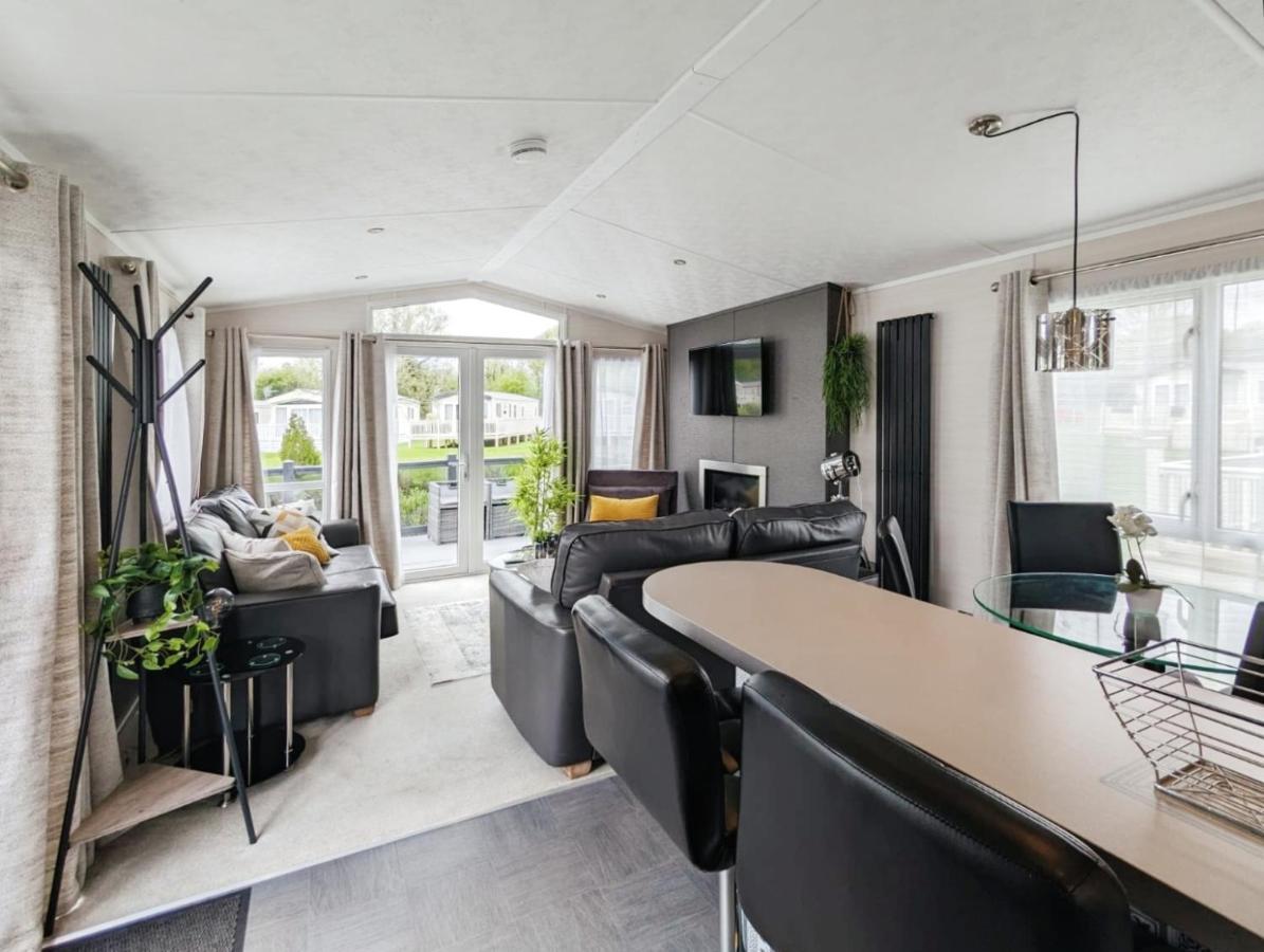 Lakewood Lodge South Cerney Eksteriør billede